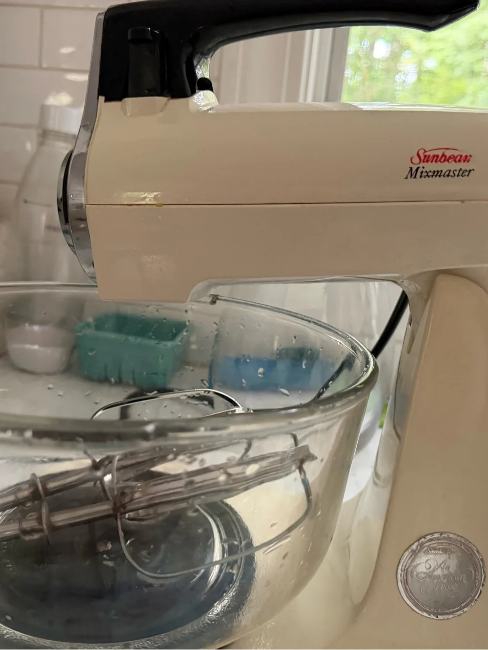 Sunbeam Mixmaster Stand Mixer in Cream and Clear Glass Bowl